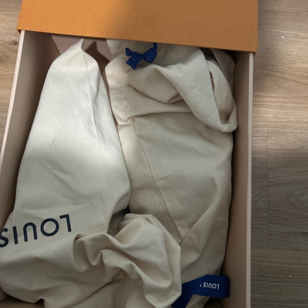 Lv sneakers black size 8